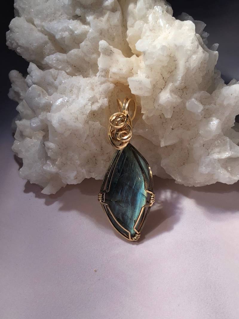 Handmade Labdorite Draht Umwickelt Anhänger in Gold-Filled Handmade Labdorite Draht Umwickelt Anhänger in Gold-Filled von DFKDesigns