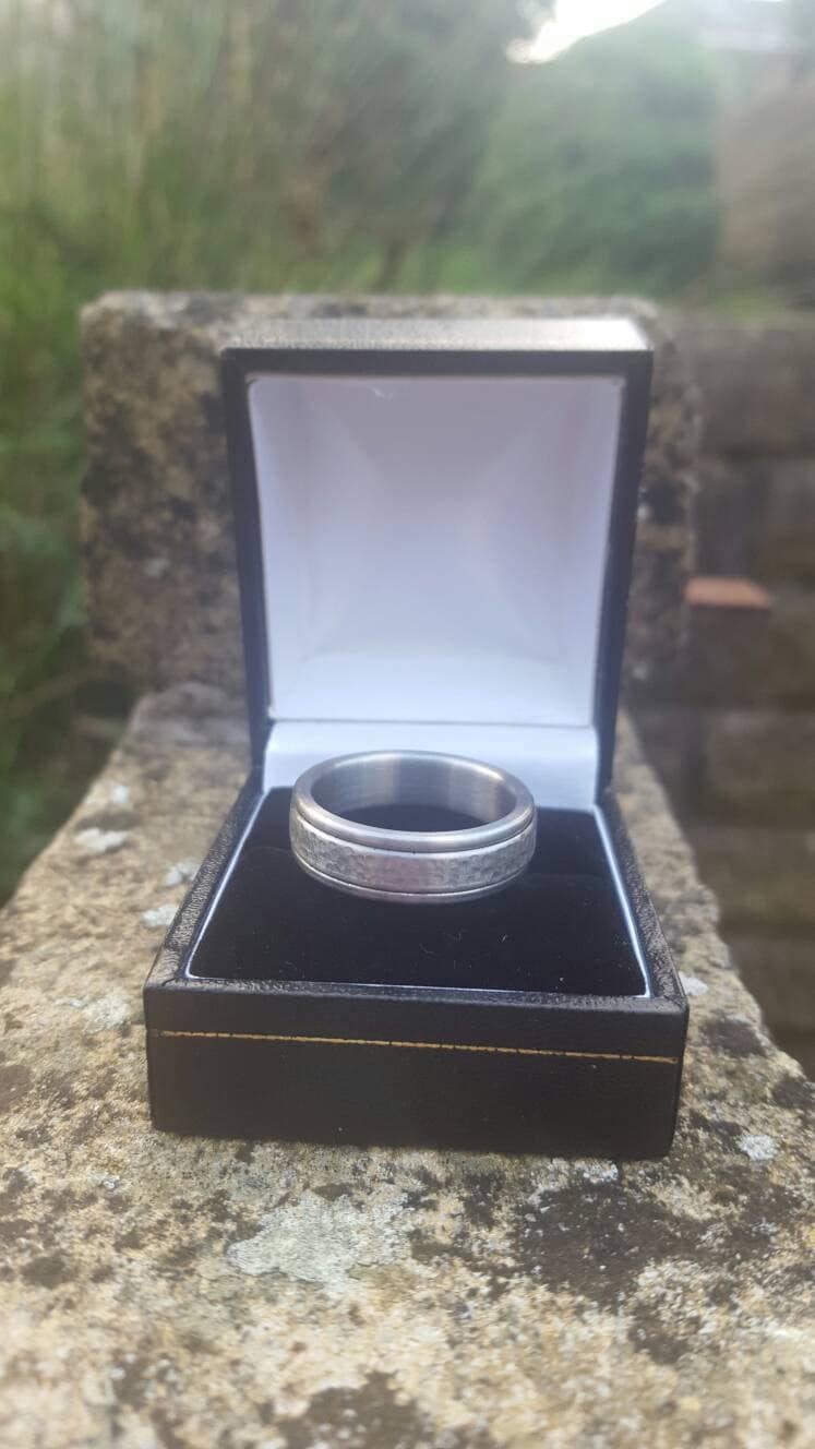 Titan Gehämmert Finish Spinner Ring von DFRingDesign
