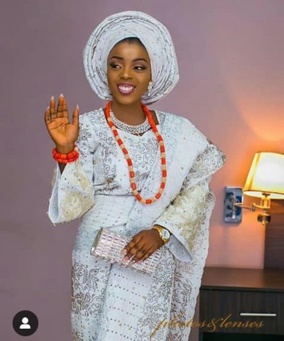 Ganzkörper Weiß Silber Asooke 5 Stück Iro & Buba, Auto Gele Und Schärpe Paket, Koralle Perle Handfan von DFWear