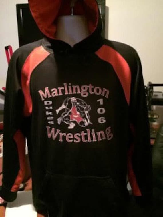 Maßgeschneiderte Hoodie Mit Ihrer Schule Logo Und Sport von DGCustomGraphics