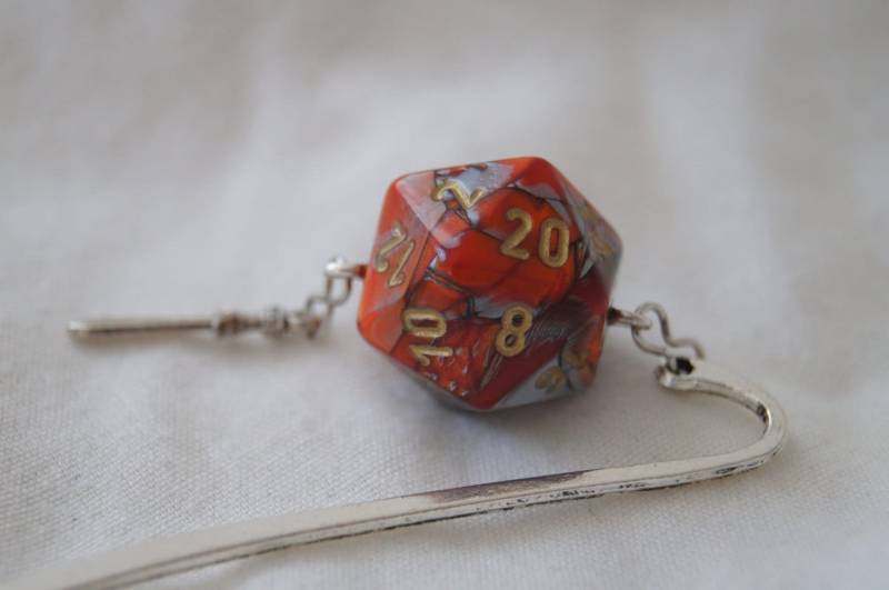Marmoriertes Orange & Silber D20 Und Dolch Lesezeichen von DGeekDBeadDShiny