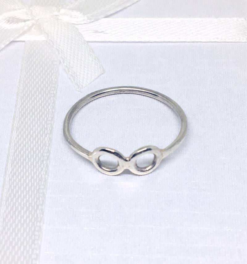Sterling Silber Zierliche Infinity Ring, Stapeln Figur Von Acht Moderne Sterling Silber Zierliche Infinity Ring, Stapeln Figur Von Acht Moderne von DHMJewellery