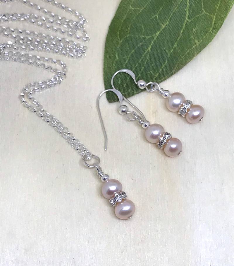 sterling Silber Hellrosa Süßwasserperlen Ohrringe Und Halsketten Set, 18Inch Kette, Handgemachtes Braut Uk Shop sterling Silber Hellrosa Süßwasserperlen Ohrringe Und Halsketten Set, 18Inch Kette, Handgemachtes Braut Uk Shop von DHMJewellery