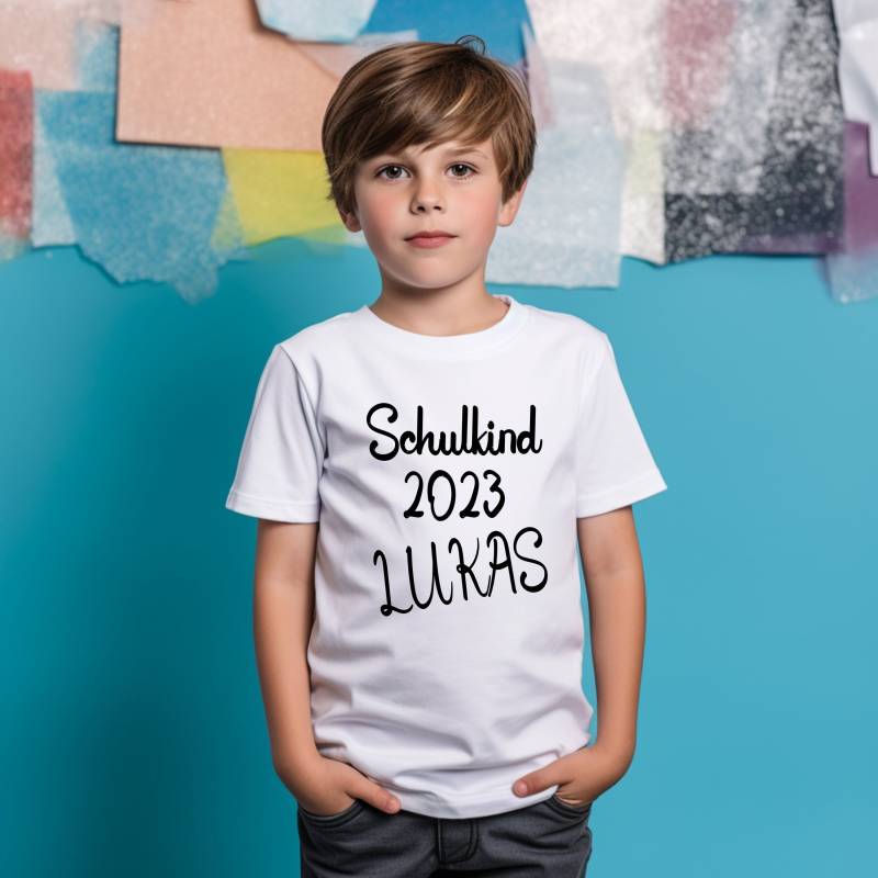 T-Shirt Schulkind 2023 - Mit Wunschname Personalisiert Geschenk Zur Einschulung Für Jungen & Mädchen von DHPrintly