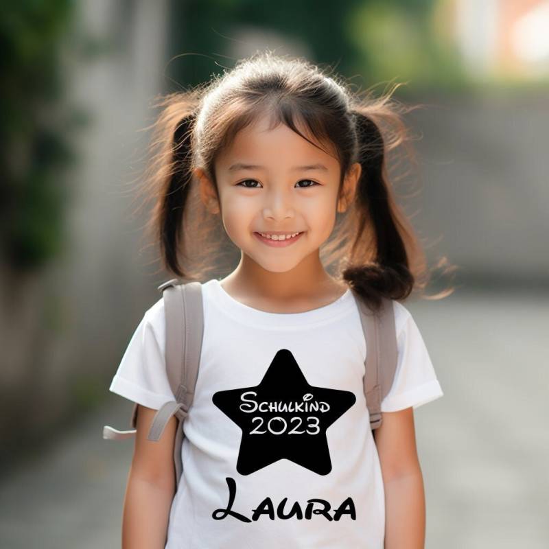 T-Shirt Schulkind 2023. Mit Wunschname. Personalisiert. Geschenk Zur Einschulung Für Jungen & Mädchen von DHPrintly