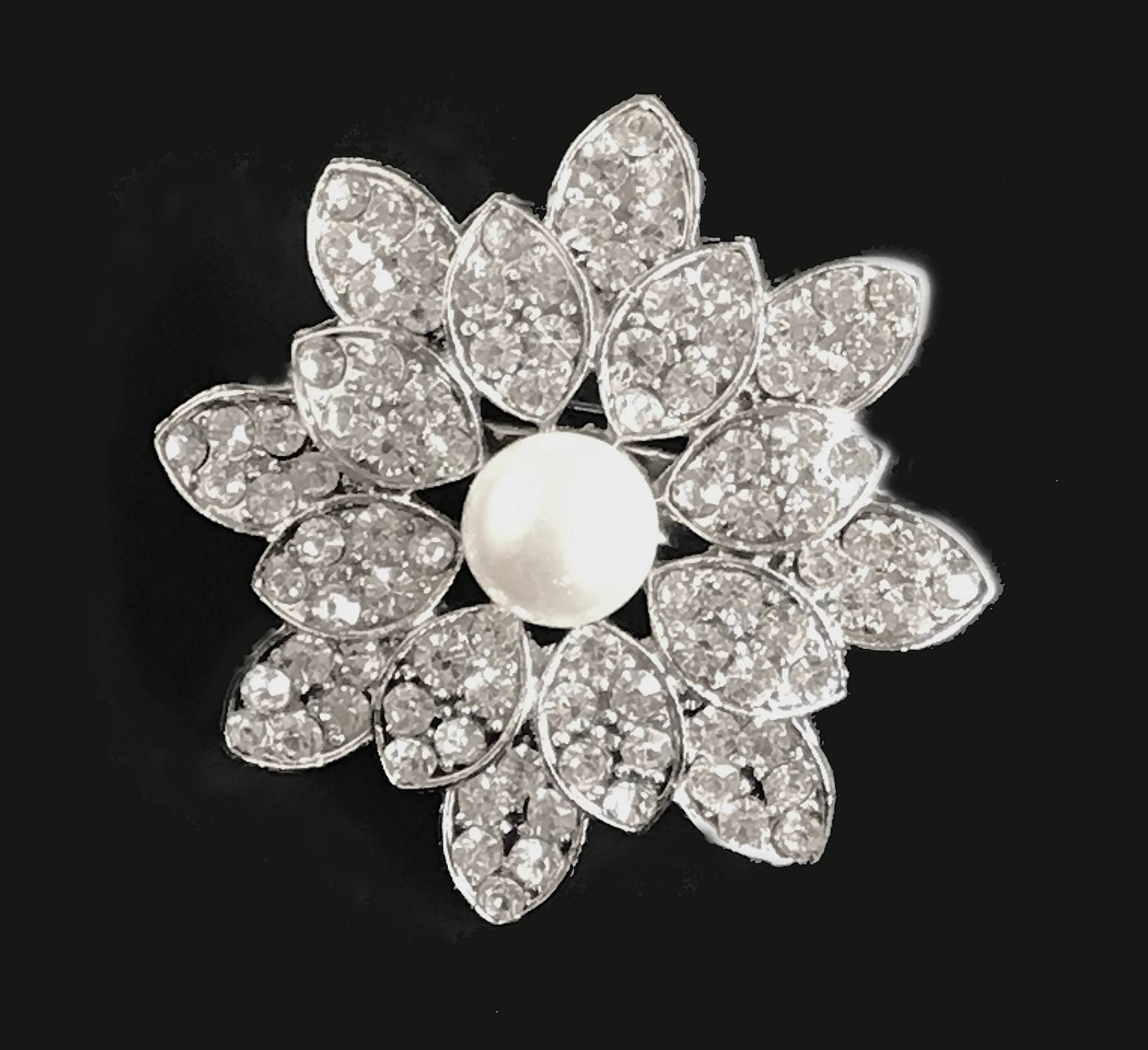 Crystal Flower With Pearl Center Brosche Pin von DHRarizona