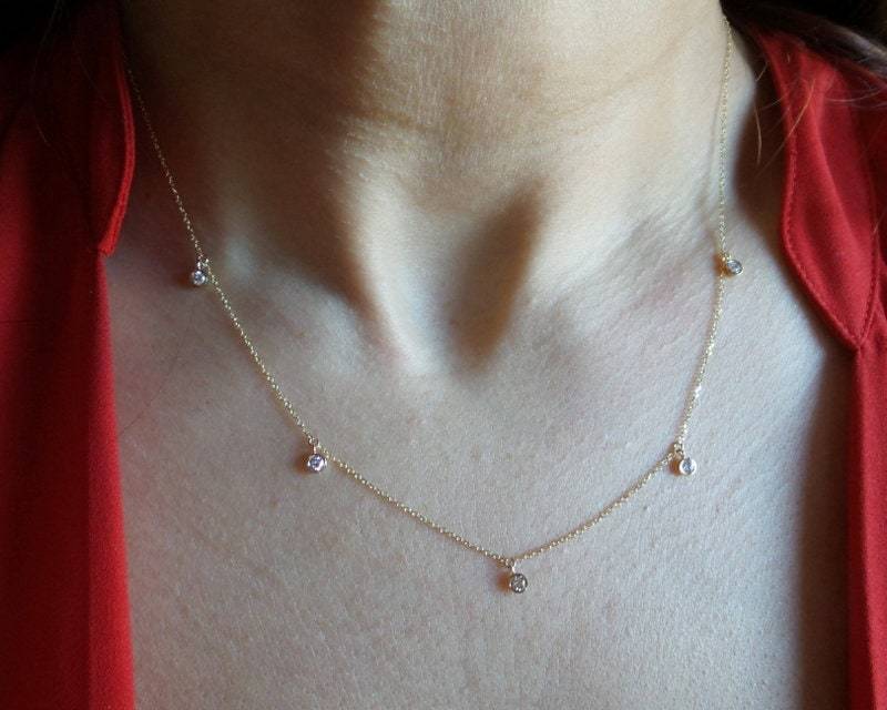 Baumelnde Diamant Lünette Halskette 14K Rose Gold Station Halskette, 0.25 Tcw von DIAMONDFORLOVE