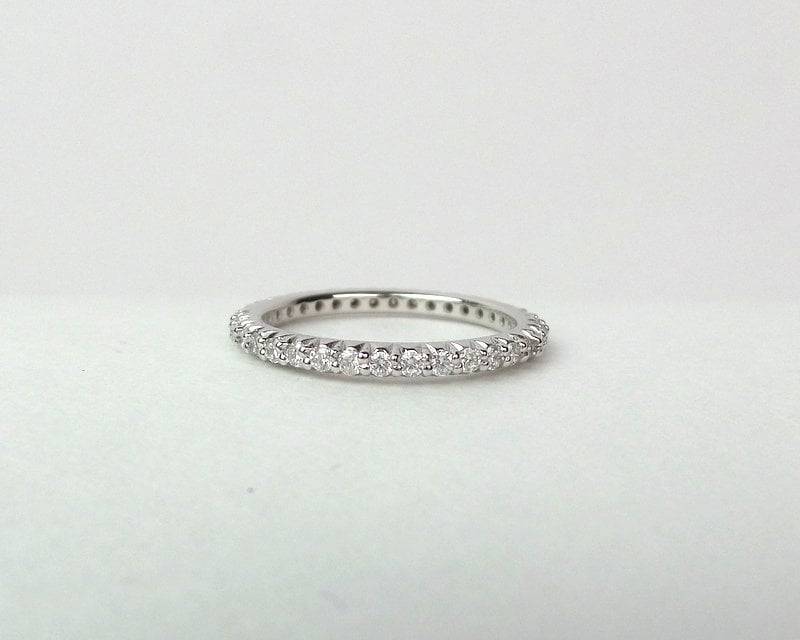 Handgefertigte 0.50Ct Diamant Eternity Band 14K Weißgold Stapelbarer Ehering von DIAMONDFORLOVE