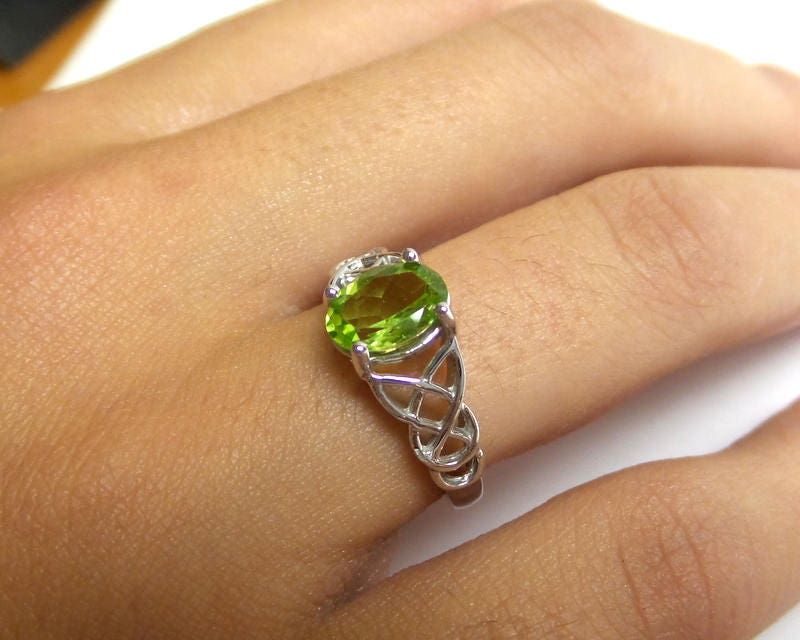 Handgefertigter Oval Peridot Ring Sterling Silber - August Geburtsstein von DIAMONDFORLOVE