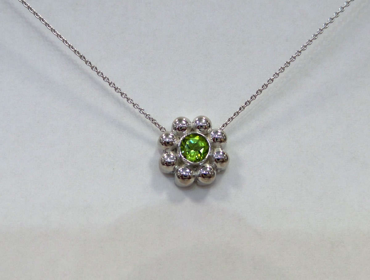 Handgemachte Sterling Silber Peridot Blume Halskette - August Geburtsstein von DIAMONDFORLOVE