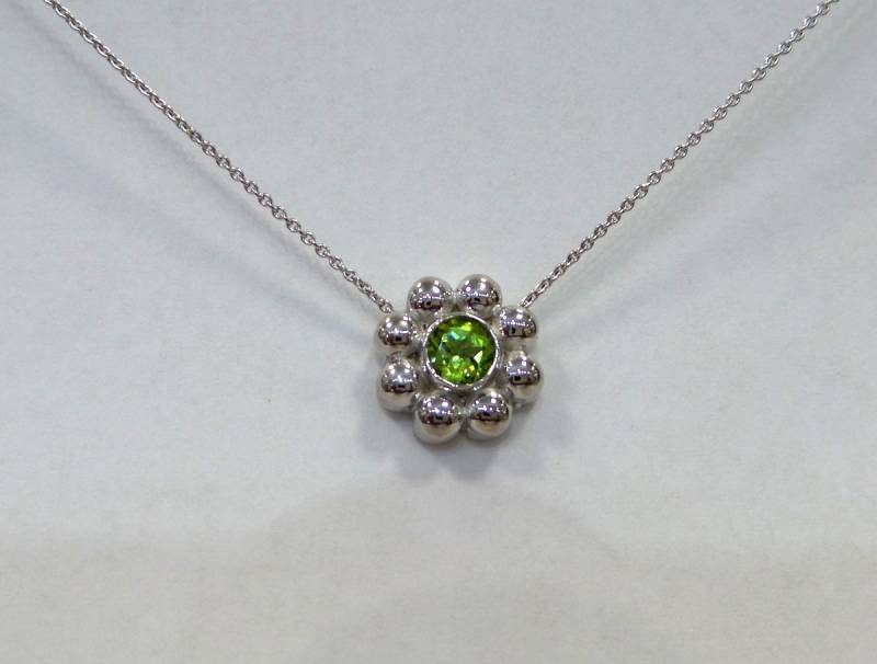 Handgemachte Sterling Silber Peridot Blume Halskette - August Geburtsstein von DIAMONDFORLOVE