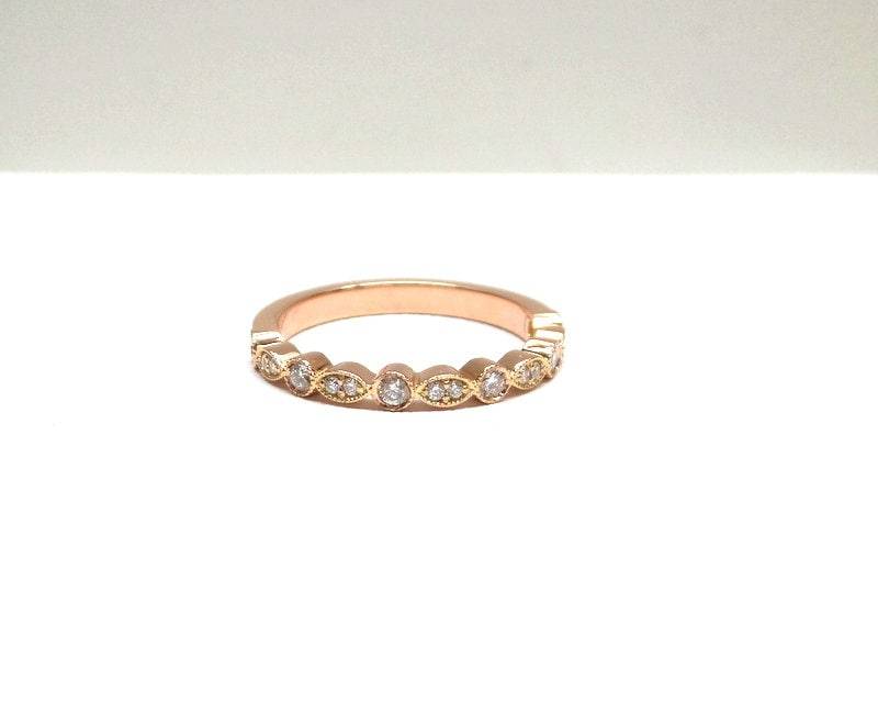 Handgemachter 14K Rose Gold Diamant Ehering Zierlicher Stapelbarer Ring von DIAMONDFORLOVE