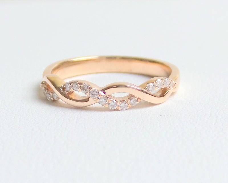 Handgemachter 14K Rose Gold Diamant Infinity Ring Stapelbarer Ehering von DIAMONDFORLOVE
