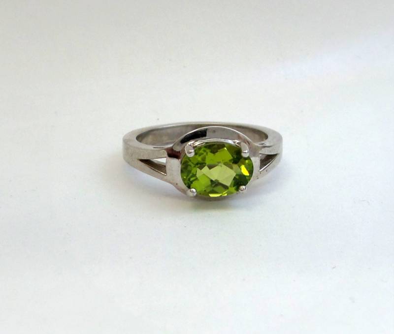 Ovaler Peridot Sterlingsilber Solitär Ring von DIAMONDFORLOVE