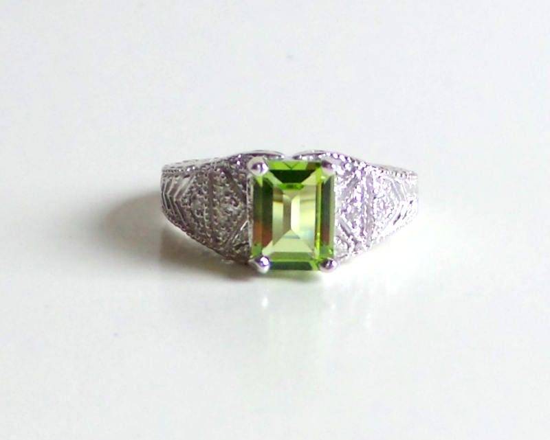Peridot-Ring Im Smaragdschliff 14K Weißgold Diamant Akzent, August Geburtsstein von DIAMONDFORLOVE