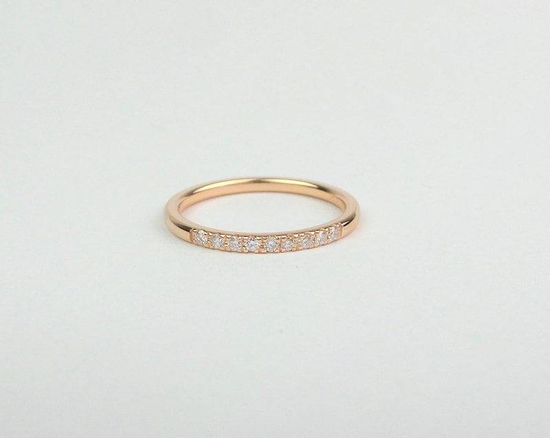 Zarter 14K Rose Gold Diamant Ring Schmaler Stapelbarer Ehering von DIAMONDFORLOVE