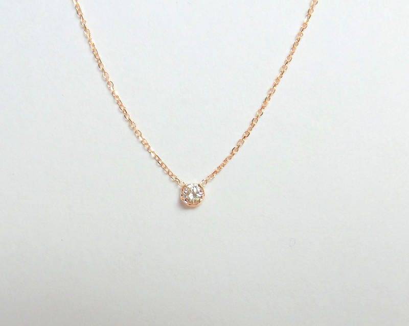 Zierliche 14K Rose Gold Diamant Solitär Halskette - Prong Set von DIAMONDFORLOVE