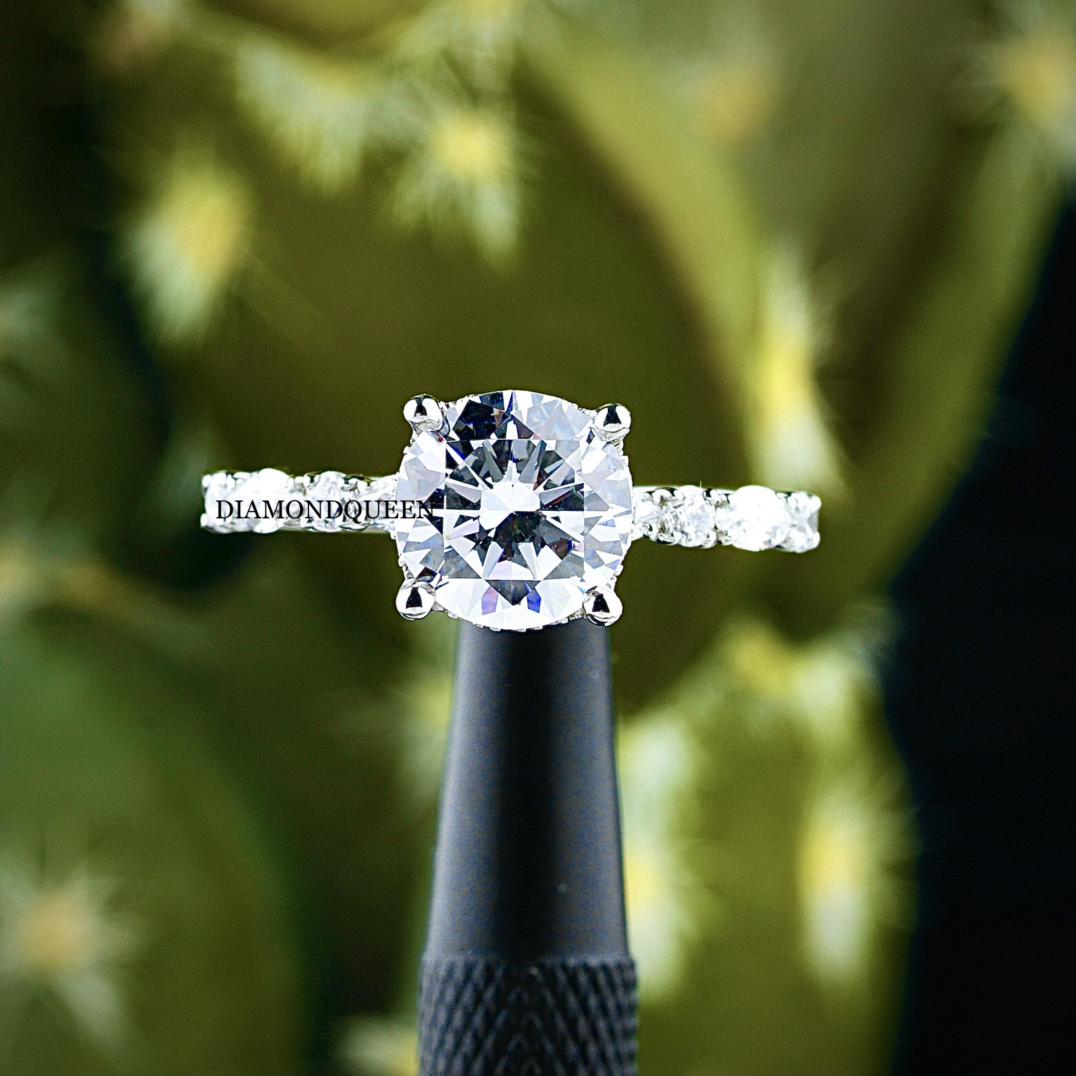 1.5Ct Rundschliff Moissanite Diamant Verlobungsring, Farbloser Jubiläumsring Für Frauen, 14K Weißgold Hideen Halo Ring von DIAMONDQUEENjewels