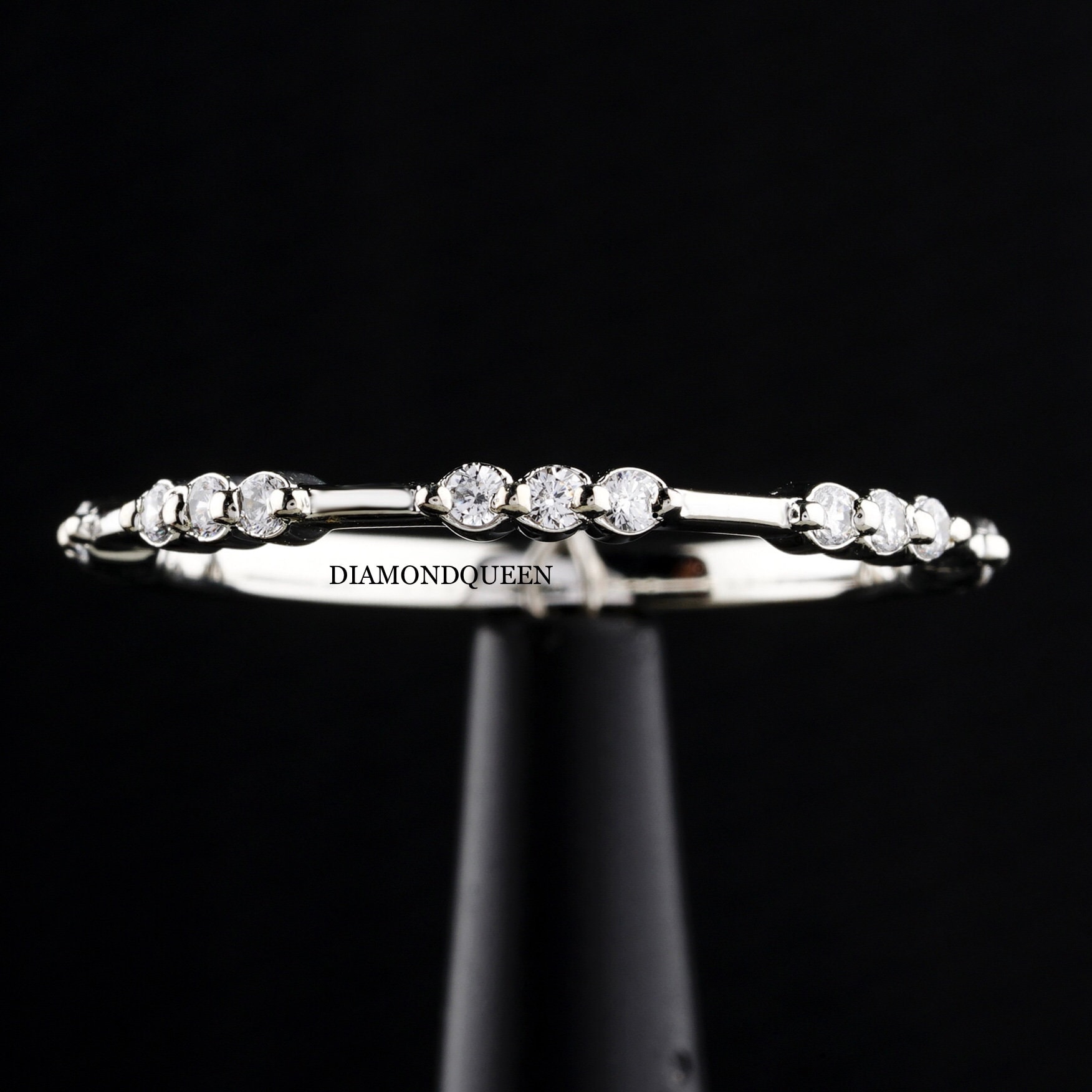 Diamant Distanz Band Ring, 14K 18K Weißgold Eternity Für Frauen, Zierlicher Dünner Stapelbarer Stapel Eternity Ehering von DIAMONDQUEENjewels