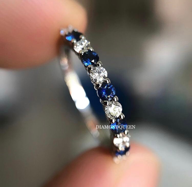 Natürlicher Blauer Saphir Eternity Band, Runder Moissanite Diamant Ehering, Volles Stapelbarer Passendes Band von DIAMONDQUEENjewels