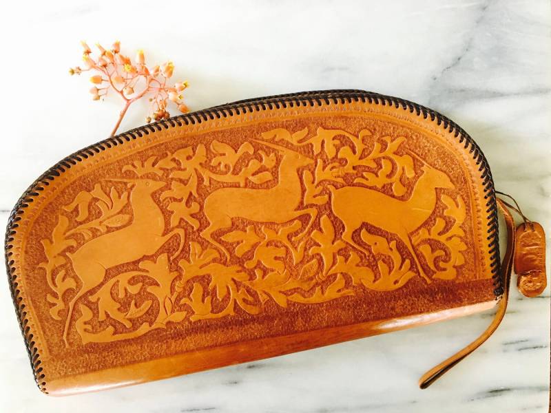 Vintage Hand Punziert Antilopen Leder Clutch von DIGSBY