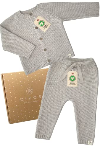 DIKOS Strick-Set aus Strickjacke und Hose - warmes grau - GOTS 100% Bio Baumwolle Junge Mädchen Baby - Babykleidung Neugeborenen Pullover Geschenk Geburt Erstausstattung (56) von DIKOS