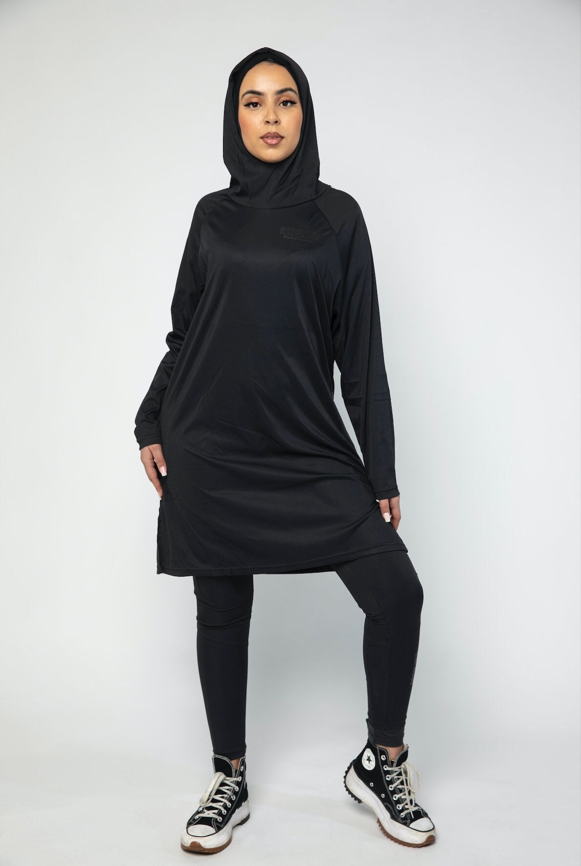 Bescheidener Kapuzenpullover - Discrete Black Bescheidener Kapuzenpullover - Discrete Black von DISCIPLINEDCLO