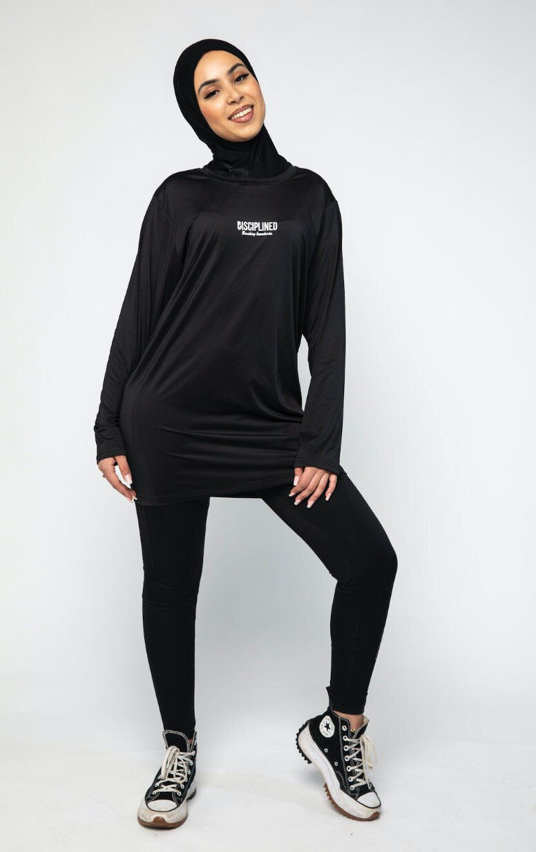 Modest Activewear Top - Effortless Black Modest Activewear Top - Effortless Black von DISCIPLINEDCLO