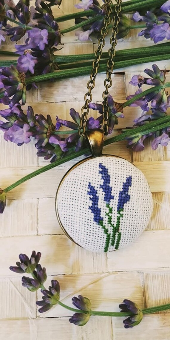 Handgemachte Gestickte Halskette Handgemachte Gestickte Halskette von DIVNABoutique