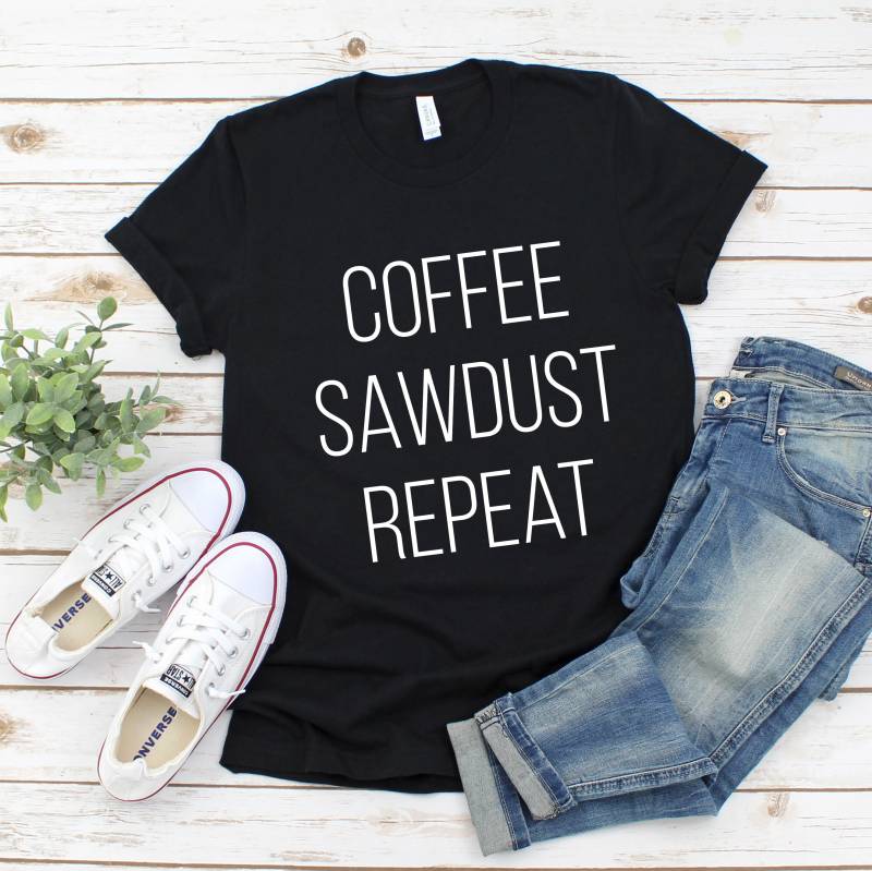 Kaffee Sägemehl Repeat T-Shirt Für Diyer, Holzarbeiter Shirt, Hersteller T-Shirt, Bastler Diy Holzarbeit, Blogger Shirt - Unisex von DIYDesignsbyAnika