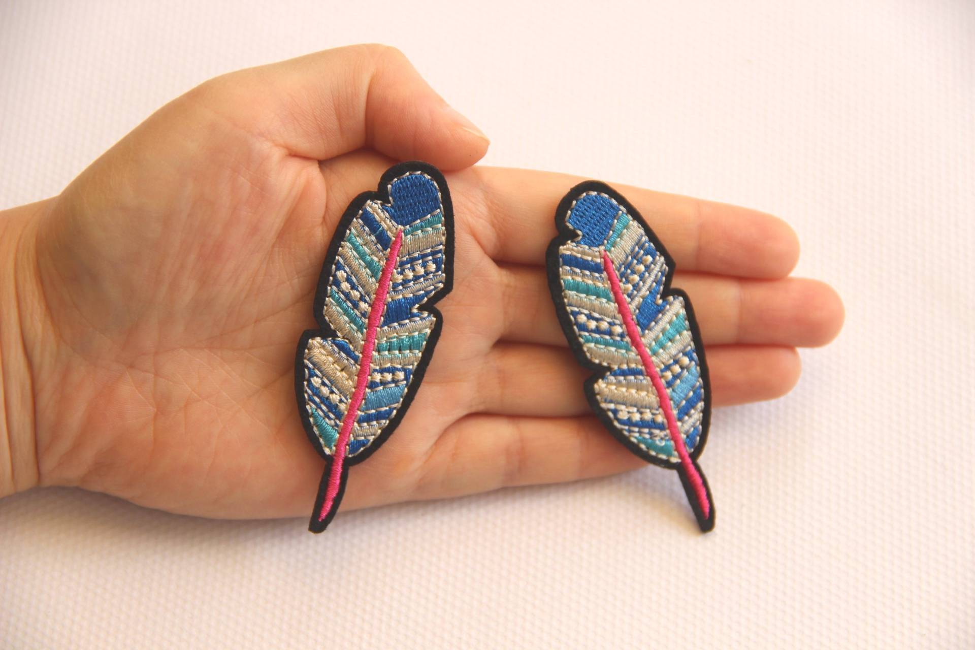 2 Stück Stickerei Eisen Auf Feder Applikation Patch, Gestickte Patch Lieferungen Für Mantel, T-Shirt, Jeans, Dekorative Aufnäher von DIYsharing