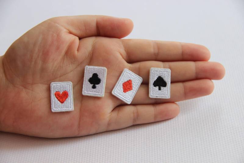 4 Stück Kleine Spielkarten Stickerei Eisen Auf Applikation Patch, Gestickte Patch Zubehör Für Mantel, T-Shirt, Jeans, Dekorative Aufnäher von DIYsharing