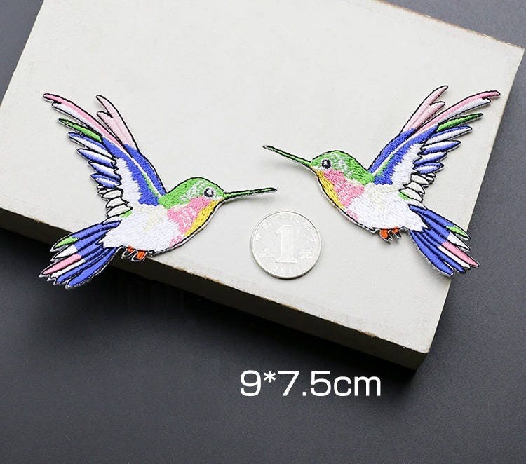 Ein Paar Fliegender Kolibri Gesticktes Aufbügler, Stickerei Vögel Patch Zubehör Für Mantel, T-Shirt, Kostüm Dekorative Patches von DIYsharing