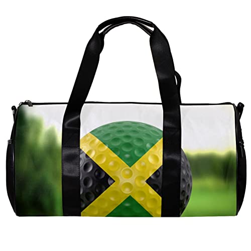 Runde Sporttasche mit abnehmbarem Schultergurt, Golfball, Jamaika-Flagge auf einem Golfplatz, Trainingshandtasche, Übernachtungstasche für Damen und Herren, mehrfarbig, 45x23x23cm/17.7x9x9in von DJROW