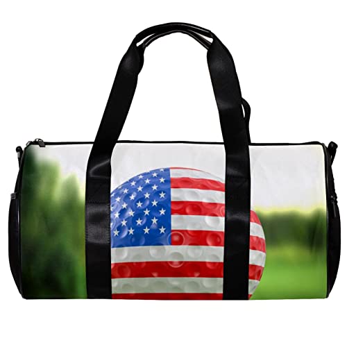 Runde Sporttasche mit abnehmbarem Schultergurt, Golfball, USA-Flagge auf einem Golfplatz, Trainingshandtasche, Übernachtungstasche für Damen und Herren, mehrfarbig, 45x23x23cm/17.7x9x9in von DJROW