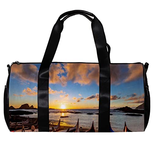 Runde Sporttasche mit abnehmbarem Schultergurt, traditionelle Boote bei Sonnenaufgang, Trainingshandtasche, Übernachtungstasche für Damen und Herren, mehrfarbig, 45x23x23cm/17.7x9x9in von DJROW