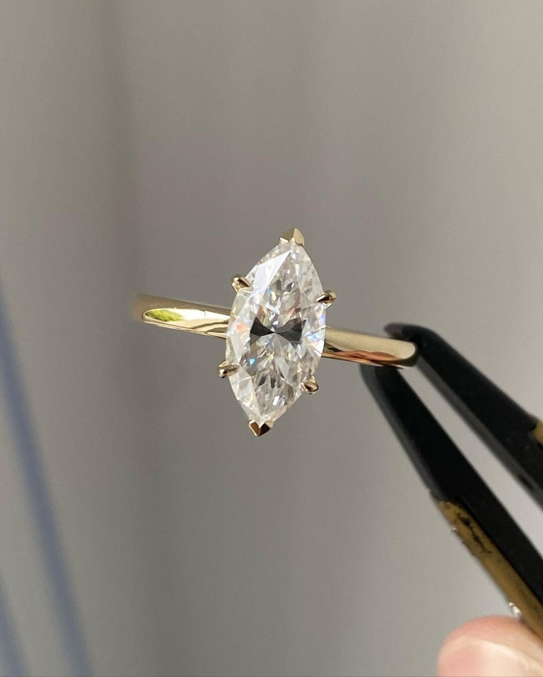 Solitär 1, 5 Ct Marquise Cut Moissanite Verlobungsring 14K Solid Gold Jahrestag Ring Für Frauen Art-Deco-Ehering Sie von DJuvel