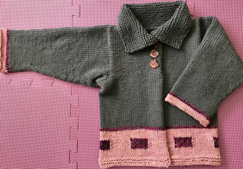 3-Knopf-Lange Strickjacke in Blau, Rosa Und Lila 3-Knopf-Lange Strickjacke in Blau, Rosa Und Lila von DKBeauxTricots