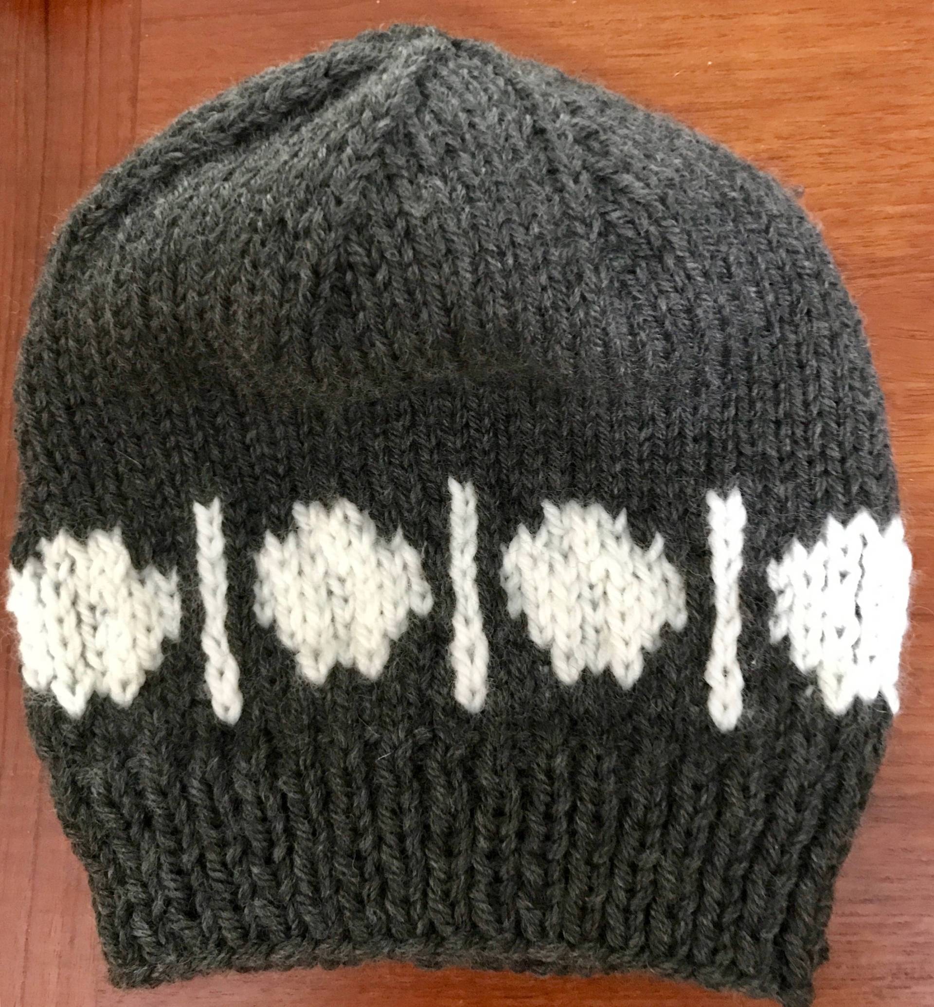Handgestrickte Grau Und Weiß Wintermütze Handgestrickte Grau Und Weiß Wintermütze von DKBeauxTricots