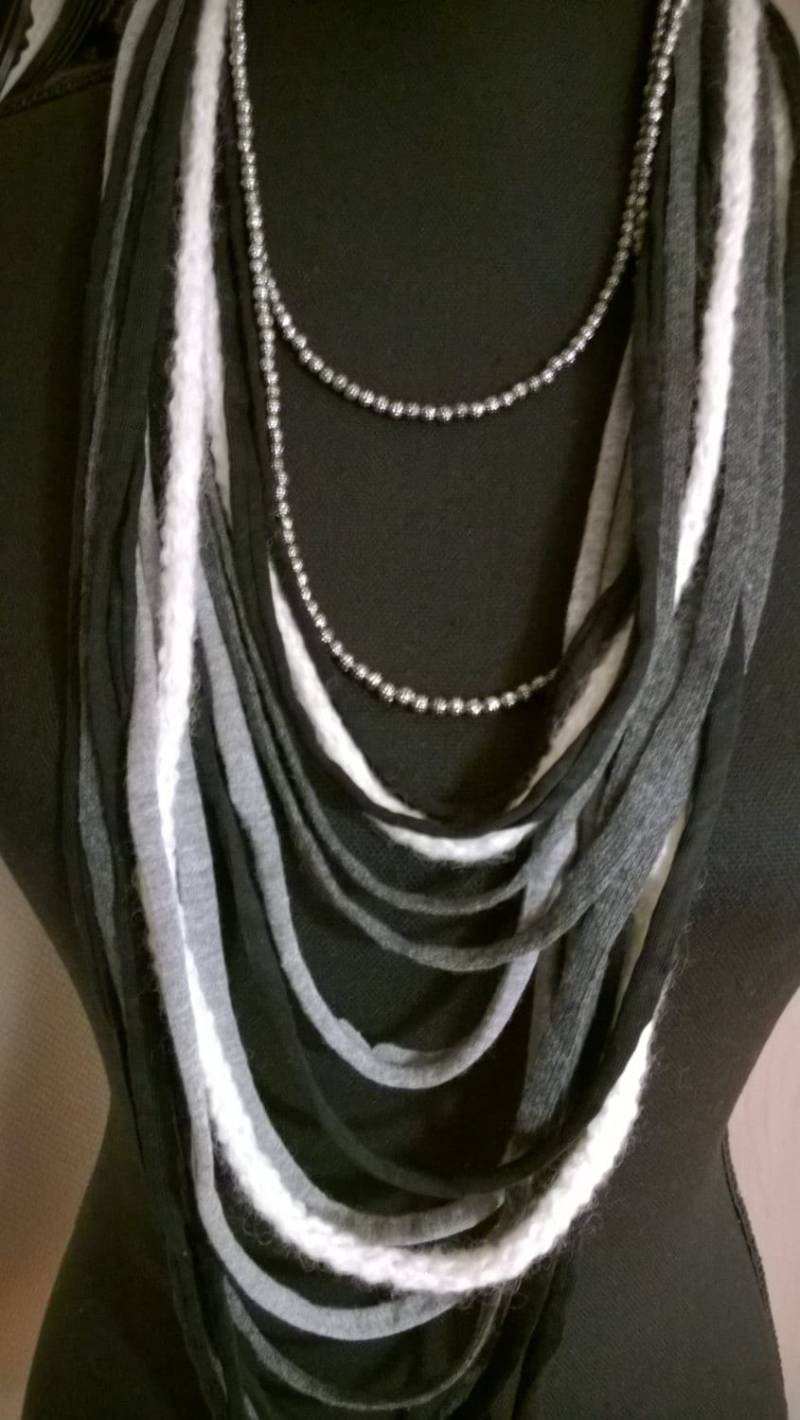 Schal-Halskette, Schwarz Mit Grautönen Und Einem Wollartikel in Der Farbe Wollweiß, Kombiniert Einer Silberfarbenen Perlenkette von DKNenzo