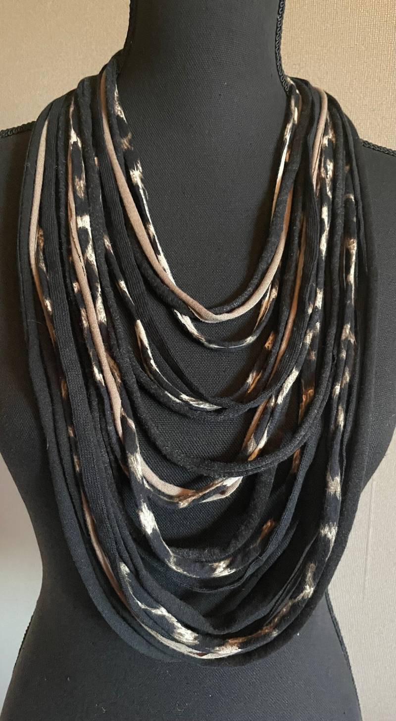 Schal-Halskette, Taupefarbener Druck, Beige Und Schwarz Schal-Halskette, Taupefarbener Druck, Beige Und Schwarz von DKNenzo