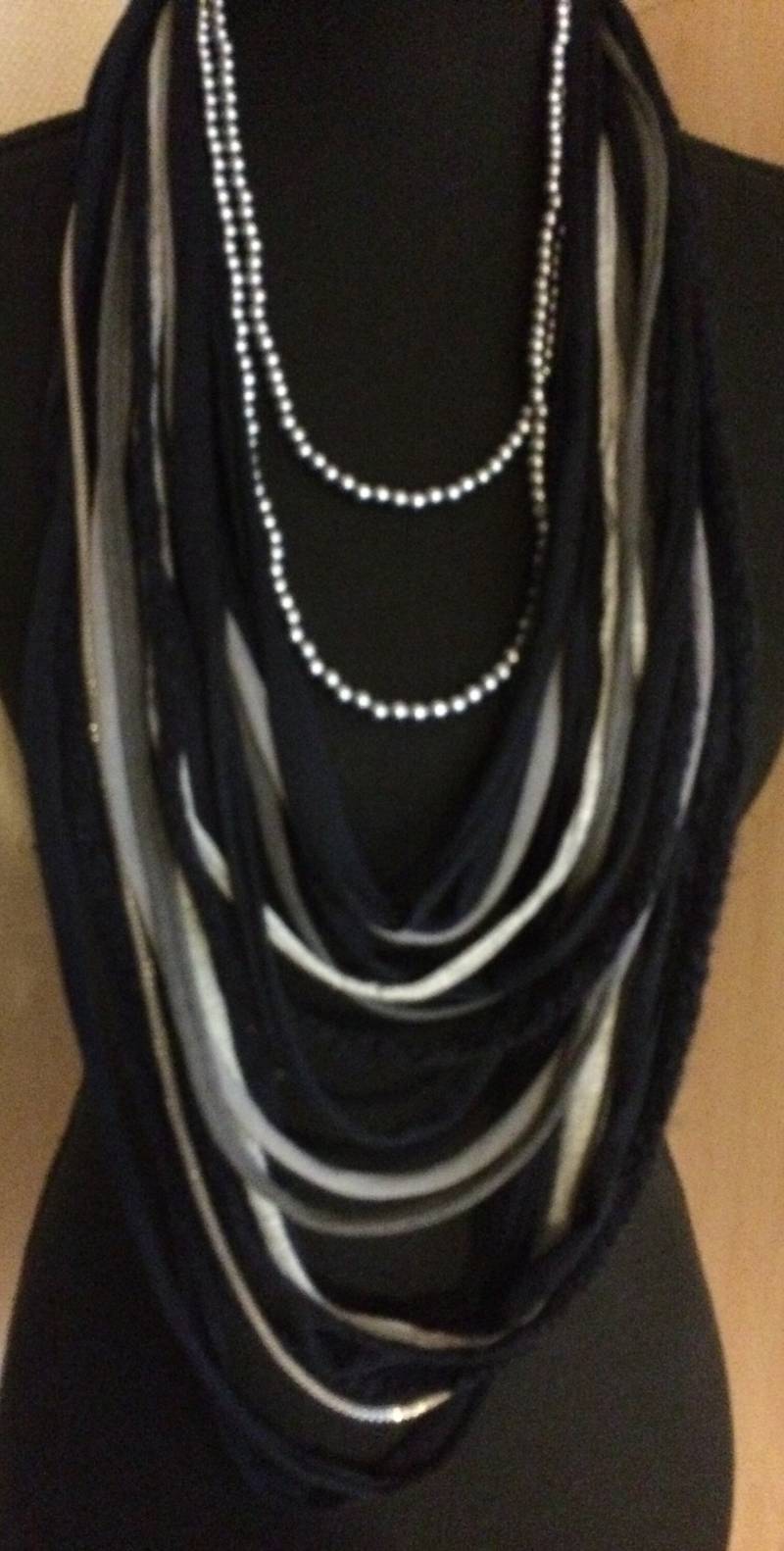 Schalkette in Den Farben Blau - Und Grautöne 1 Lose Lange Silberfarbene Kugelkette von DKNenzo