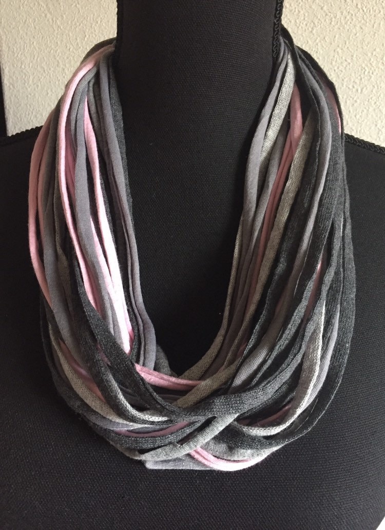 Schal-Halskette in Den Farben Zartes Rosa, Anthrazit Und Grautöne Schal-Halskette in Den Farben Zartes Rosa, Anthrazit Und Grautöne von DKNenzo