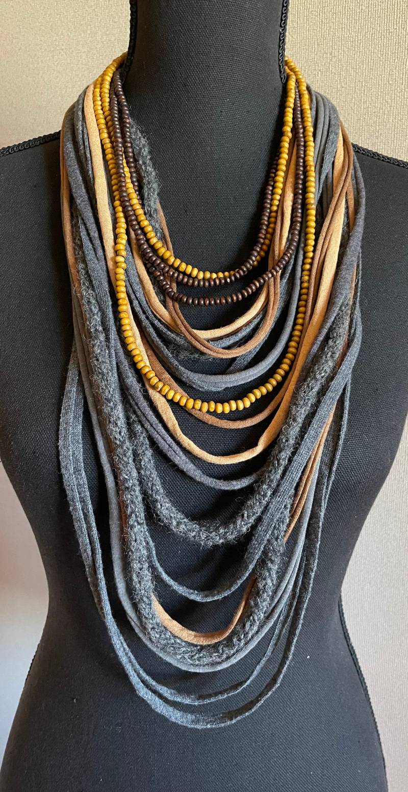 Schal-Halskette in Ocker Und Grautönen Mit Wollartikel 2 Losen Perlenketten, Dunkelbraun Ockergelb Schal-Halskette in Ocker Und Grautönen Mit Wollartikel 2 Losen Perlenketten, Dunkelbraun Ockergelb von DKNenzo