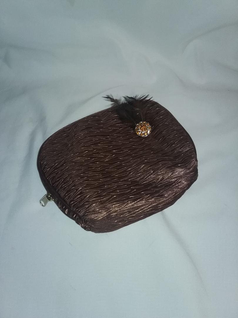 Vintage Seidenhandtasche in Knitteroptik, Braune Clutch, Abendtasche.worldweiten Dreams Llc, Seiden Handtasche Mit Orangen Steinen Und Federn Vintage Seidenhandtasche in Knitteroptik, Braune Clutch, Abendtasche.worldweiten Dreams Llc, Seiden Handtasche Mit Orangen Steinen Und Federn von DKVintageShop