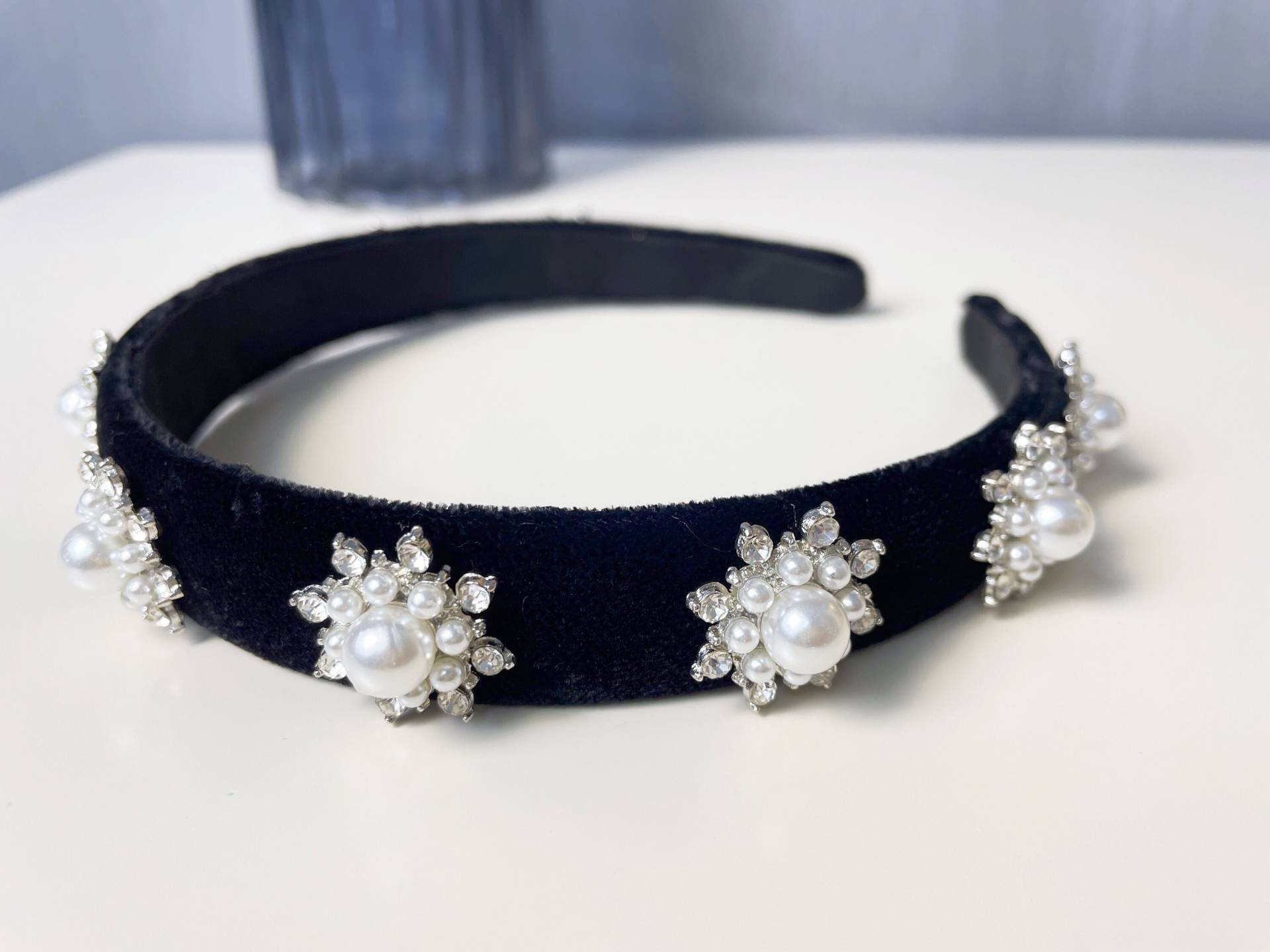 Samt Perlen Stirnband Strass Perle Schneeflocken Stirnbänder Vintage Haarband Für Frauen Geschenk von DLYLABC