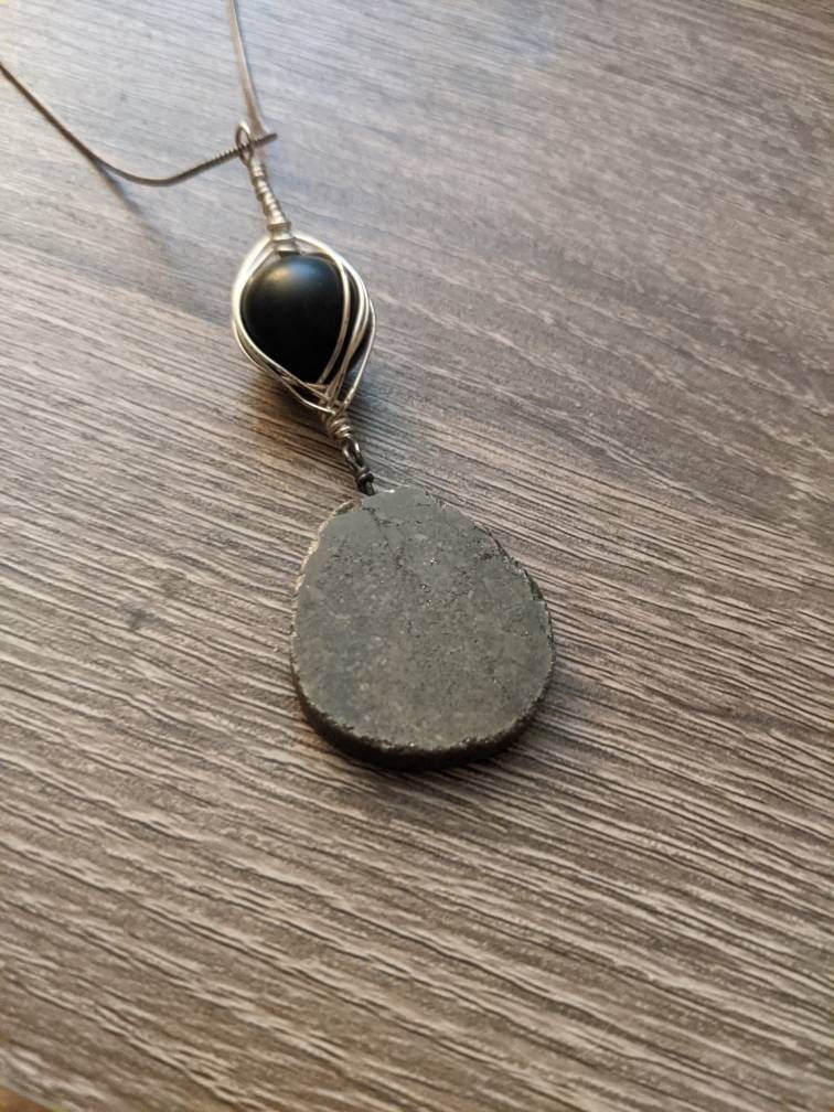 Tropfenförmiger Stein Anhänger An Versilberter Kette/Handgemacht Fischgrät Wirewrap Geschenke Für Sie Tropfenförmiger Stein Anhänger An Versilberter Kette/Handgemacht Fischgrät Wirewrap Geschenke Für Sie von DMAesqHandmade