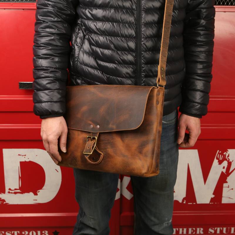 Vintage Rustikale Stadt Leder Messenger Schultertasche Mit Verstellbarem Riemen, Herren Tasche Mittlerer Größe V03-lbkxb von DMleatherStudio