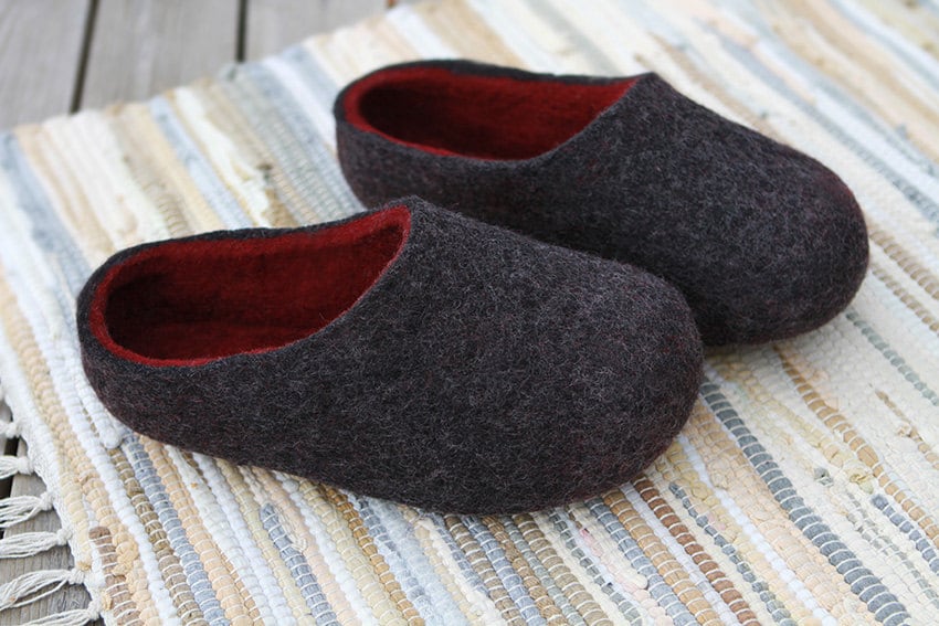 Gefilzte 100% Schurwolle Hausschuhe in Anthrazit Mit Burgunderfarbener Innenseite. Hergestellt Auf Bestellung. Geschenk Für Ihn. Sie von DMpics