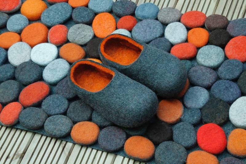 Gefilzte Wollpuschen in Grau Mit Orange Innen. Hergestellt Auf Bestellung Gefilzte Wollpuschen in Grau Mit Orange Innen. Hergestellt Auf Bestellung von DMpics